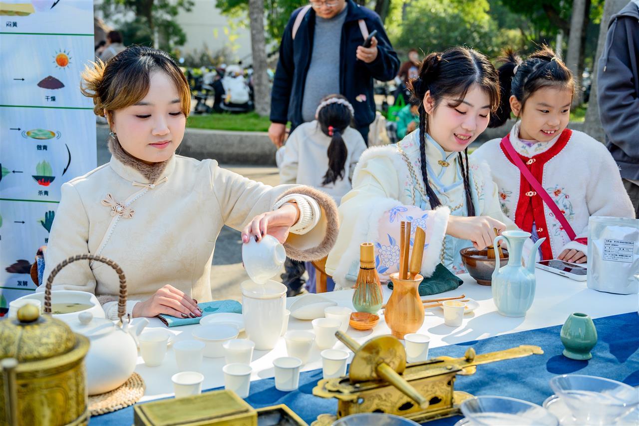 11 茶艺展示(学通社记者 李亚珊 摄).jpg 11 茶艺展示(学通社记者 李亚珊 摄).jpg