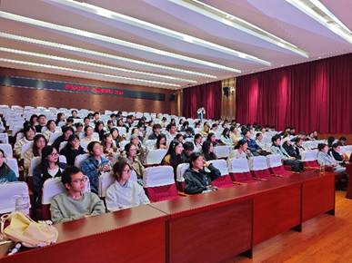 人们在看台上的人在房间里 AI 生成的内容可能不正确。