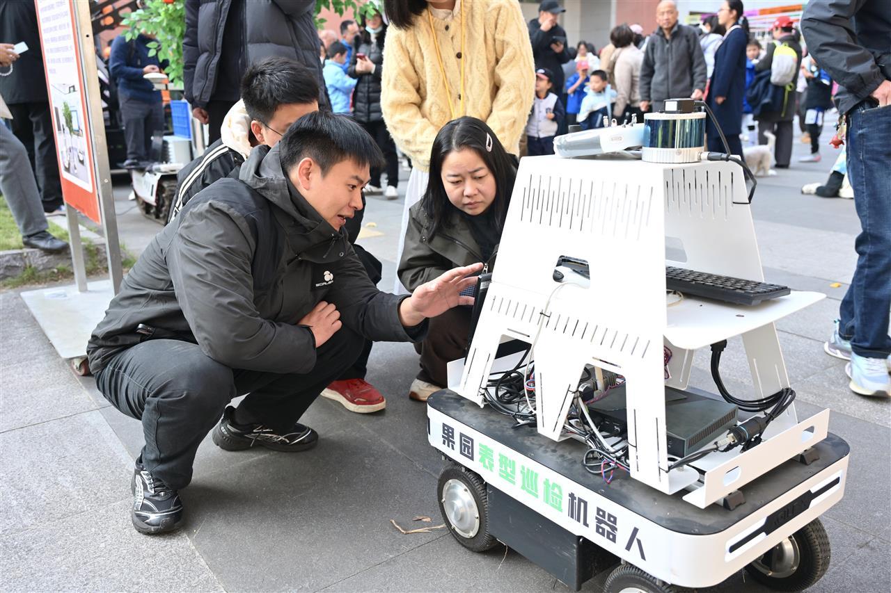 7 智慧园艺机械讲解(学通社记者 梁翠莹 摄).jpg 7 智慧园艺机械讲解(学通社记者 梁翠莹 摄).jpg